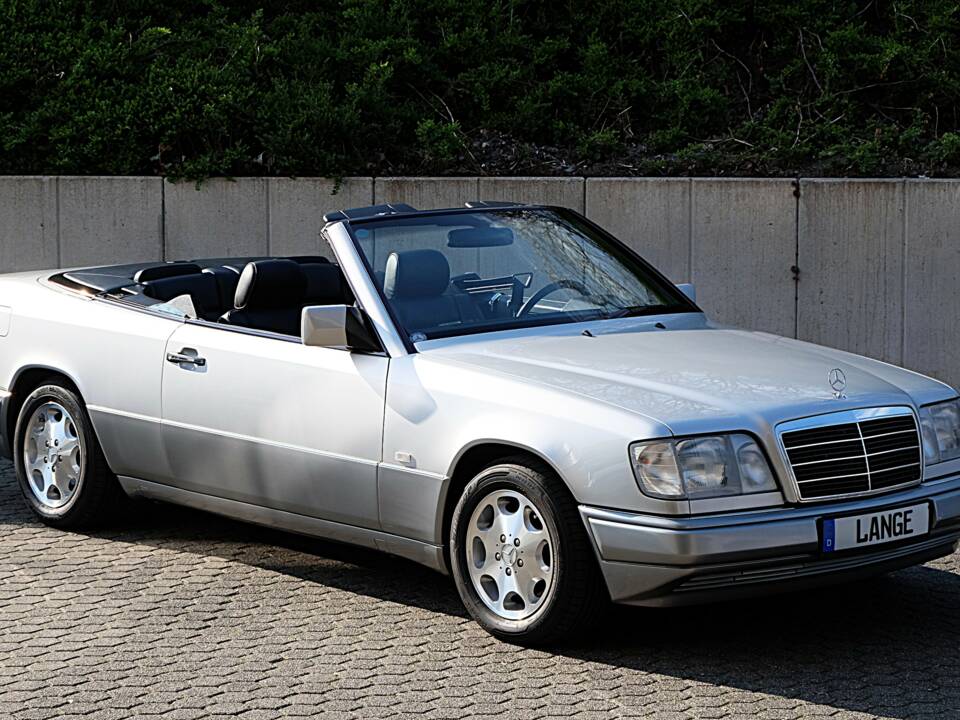 Image 4/74 of Mercedes-Benz E 320 (1997)