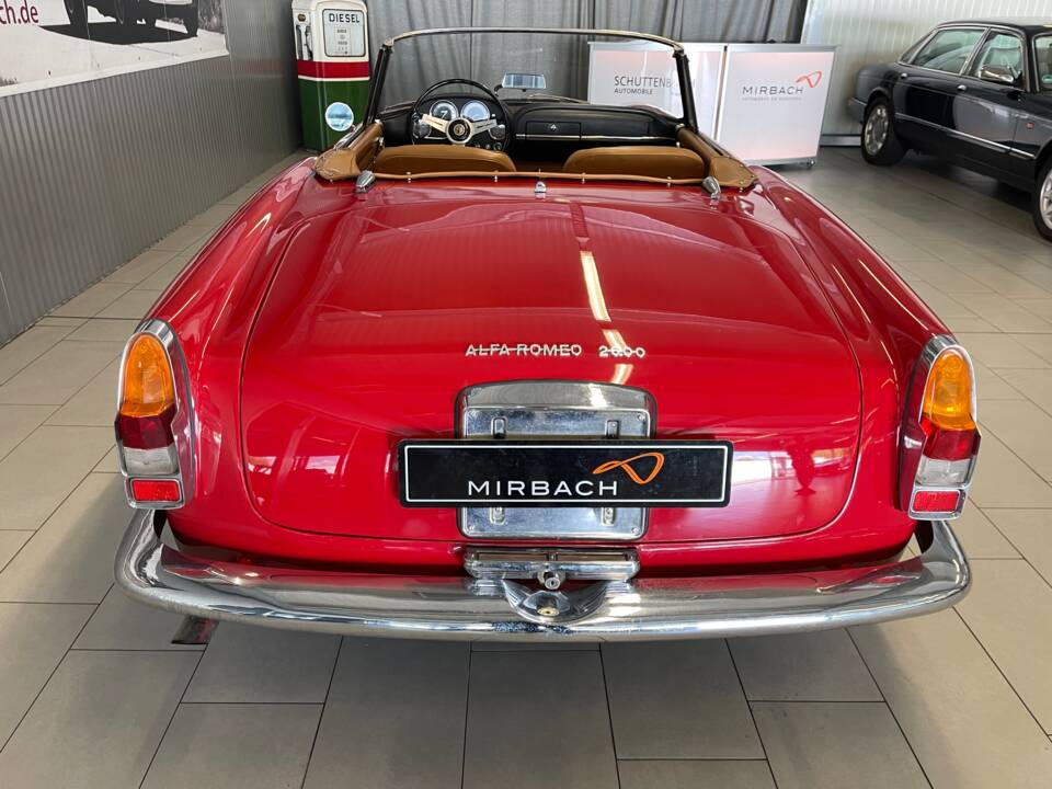 Image 7/14 of Alfa Romeo 2600 Spider (1963)