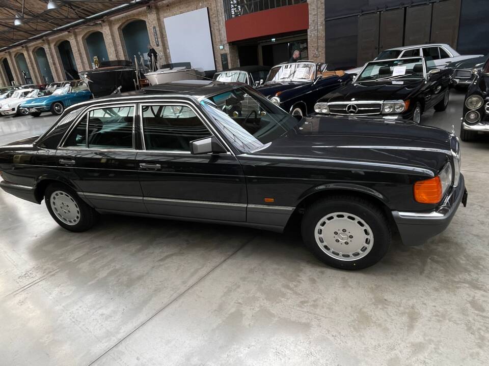 Image 30/31 of Mercedes-Benz 300 SE (1989)