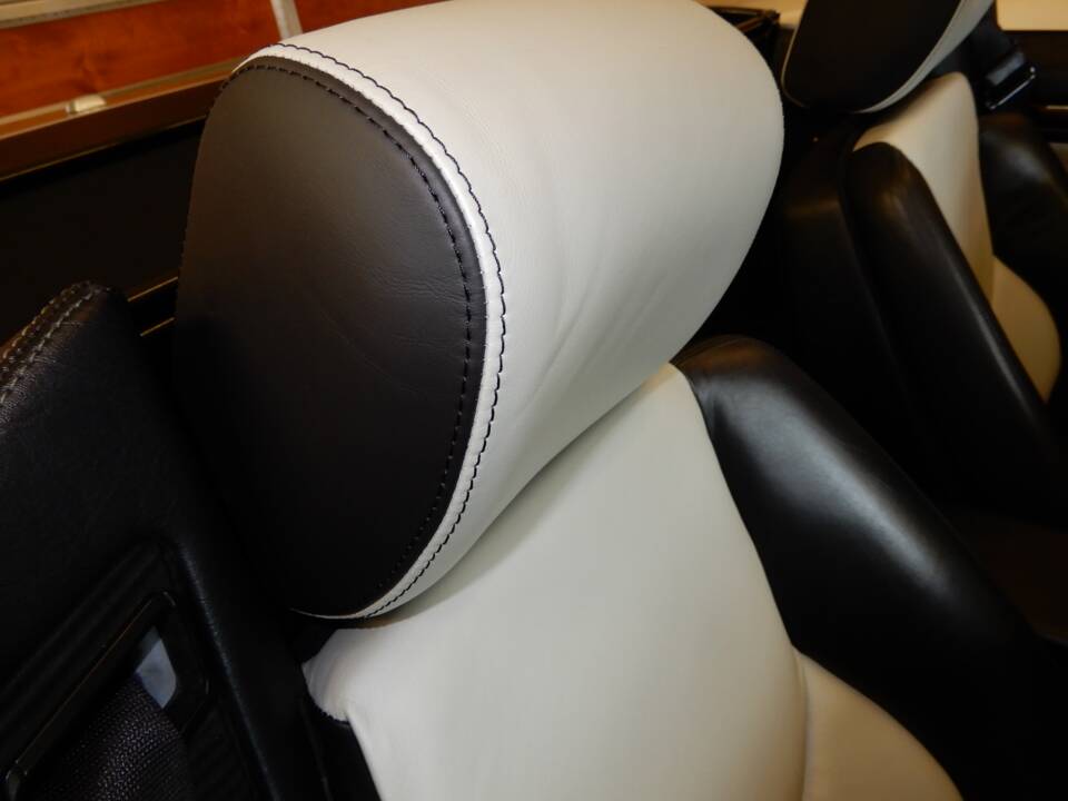 Image 18/25 of Mercedes-Benz SL 500 (2000)