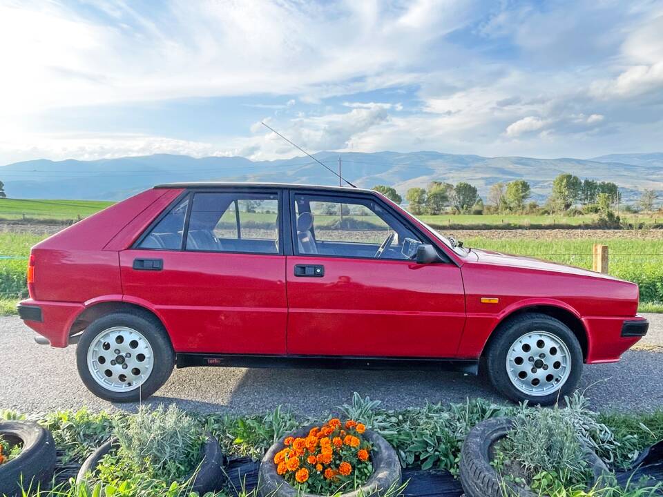Image 5/12 de Lancia Delta 1.6 HF (1990)