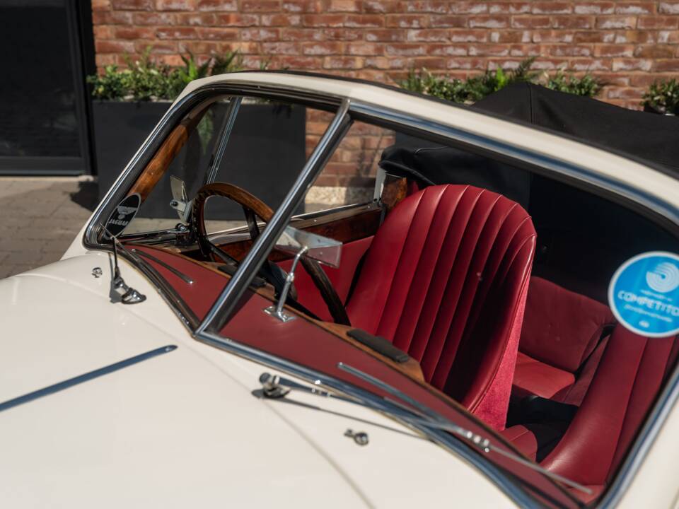 Image 29/58 of Jaguar XK 140 SE DHC (1955)