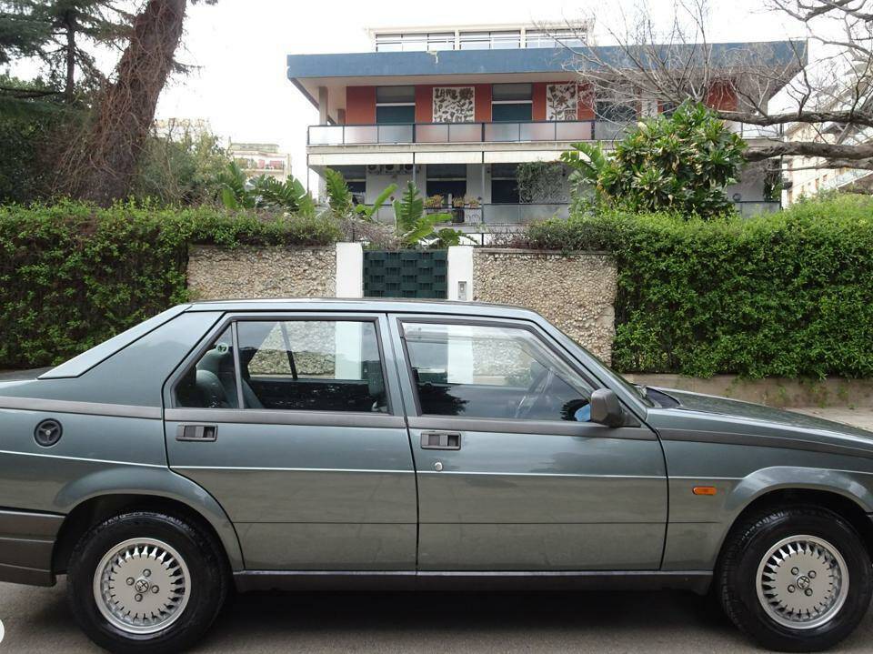 Image 6/22 de Alfa Romeo 75 1.8 Turbo (1988)