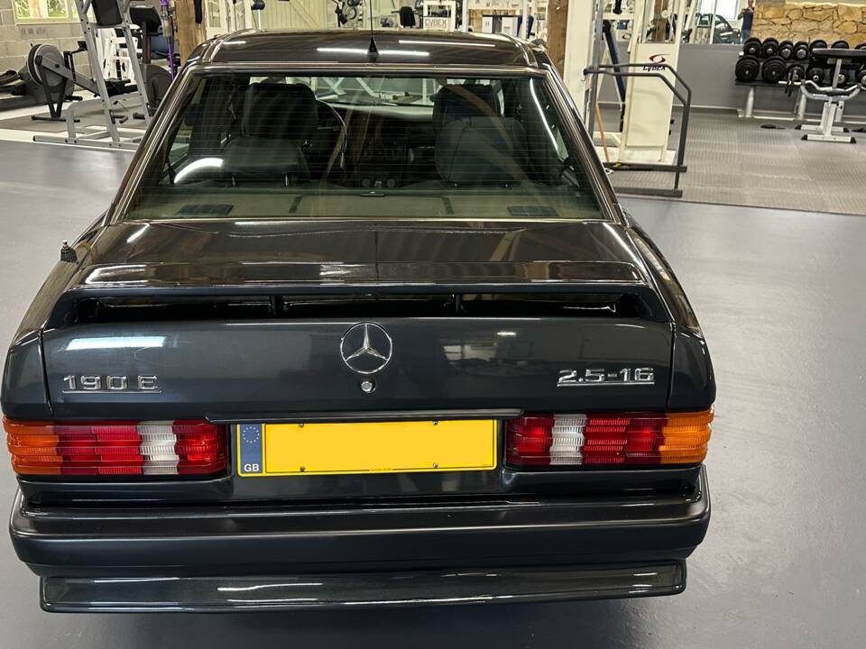 Image 4/9 de Mercedes-Benz 190 E 2.5-16 (1990)