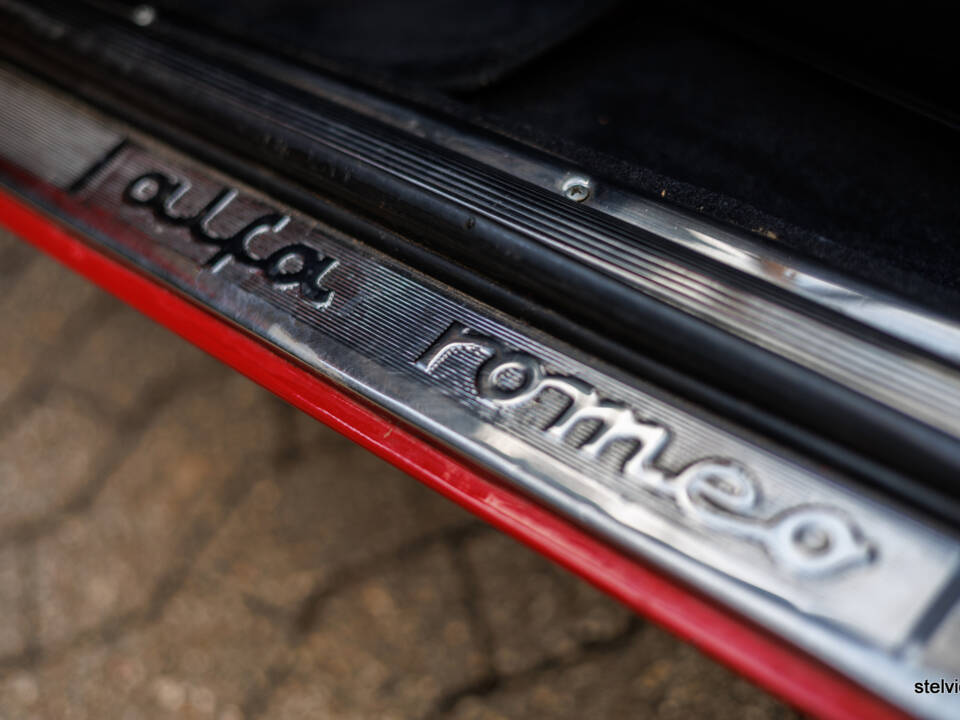 Image 38/43 of Alfa Romeo 2000 GT Veloce (1972)