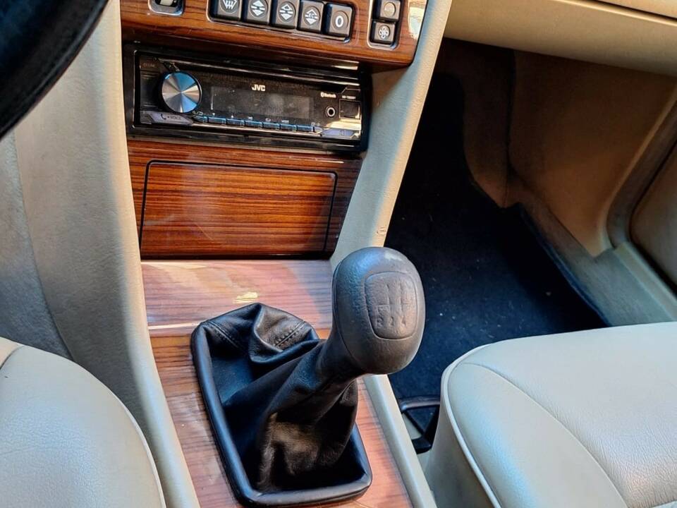 Immagine 6/12 di Mercedes-Benz 260 E (1988)