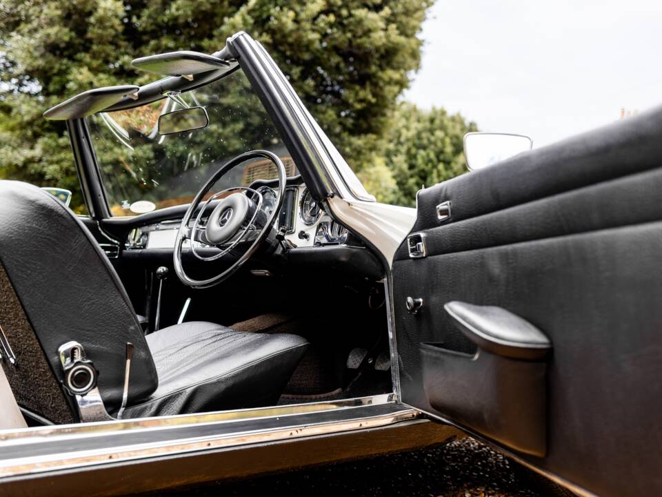 Image 48/50 of Mercedes-Benz 280 SL (1968)