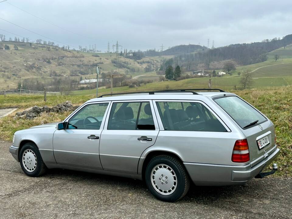 Image 8/16 of Mercedes-Benz E 300 Turbodiesel T (1996)