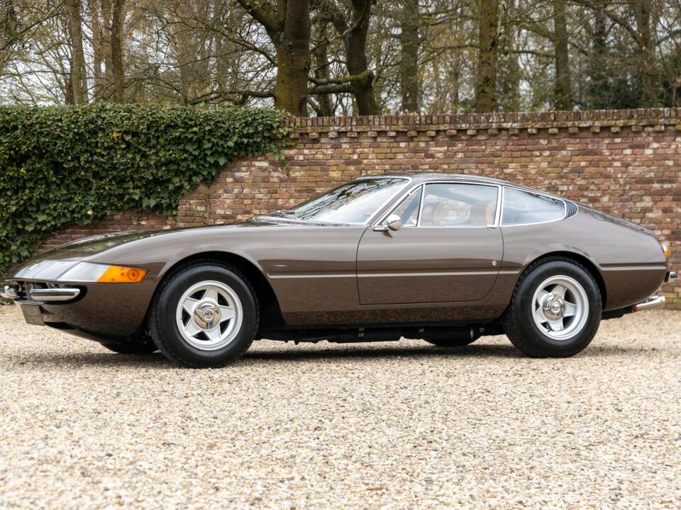 Image 31/50 de Ferrari 365 GTB/4 Daytona (1974)