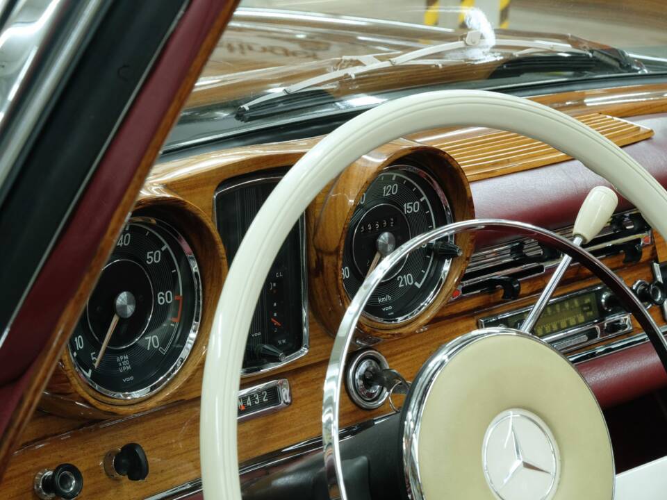 Image 29/50 of Mercedes-Benz 220 SE b (1963)