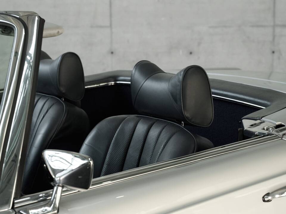 Image 10/50 de Mercedes-Benz 280 SL (1970)