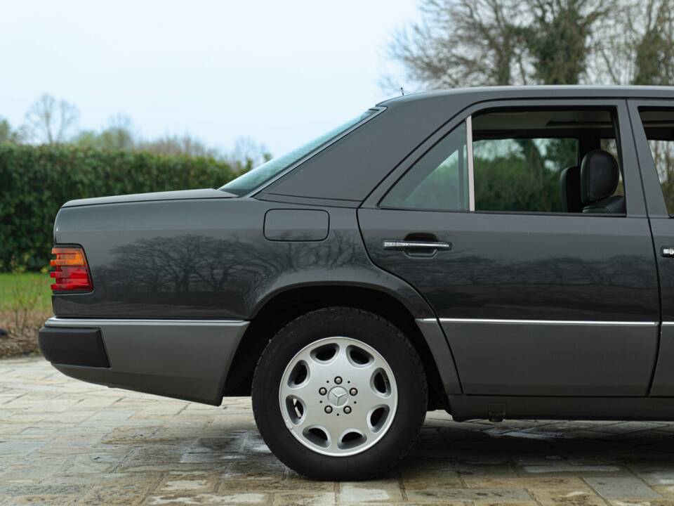 Image 13/49 of Mercedes-Benz 320 E (1993)