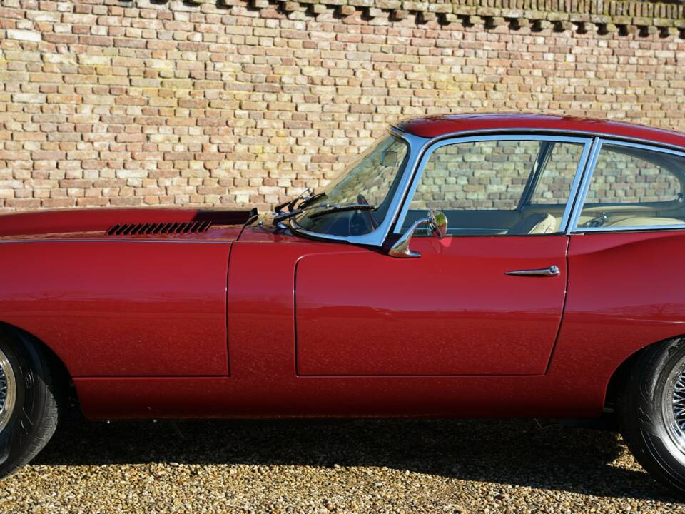Image 9/50 de Jaguar E-Type (1968)