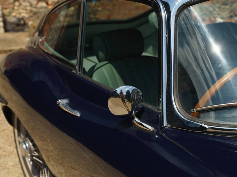 Image 11/35 de Jaguar E-Type (1968)