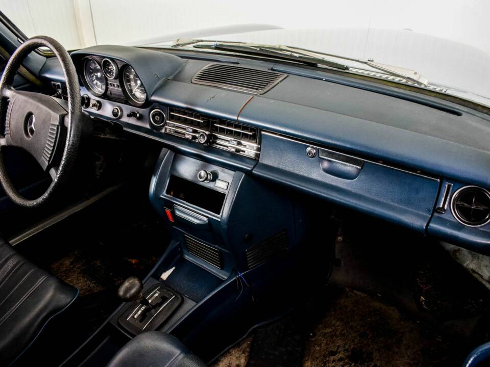 Image 11/50 of Mercedes-Benz 240 D (1976)