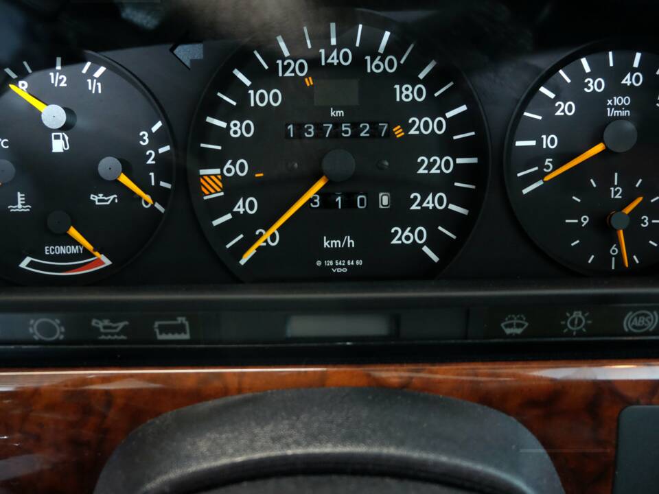 Afbeelding 6/32 van Mercedes-Benz 560 SEL (1990)