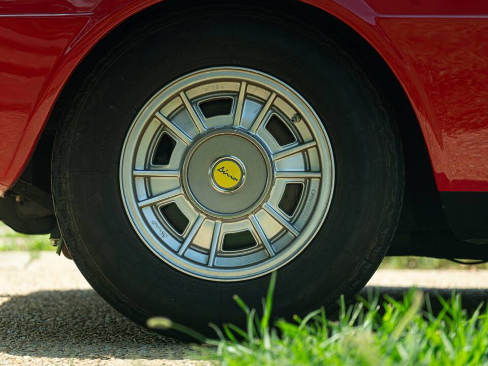 Image 25/50 de Ferrari 308 GT4 (1975)