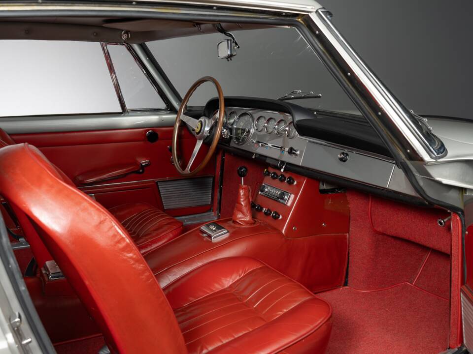 Image 18/29 of Ferrari 250 GTE (1961)