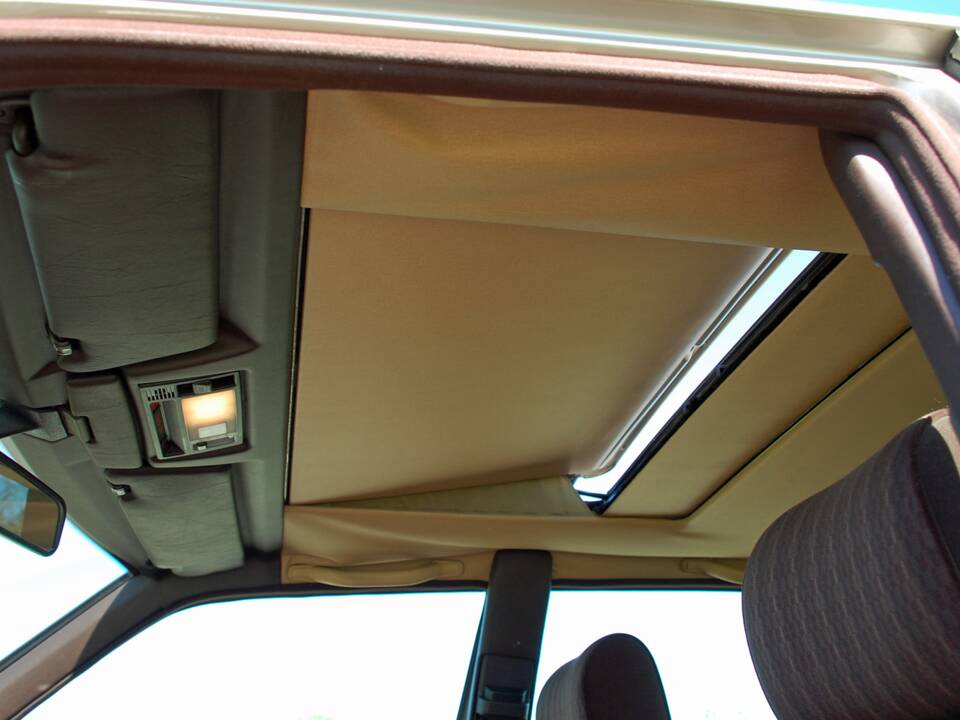Image 26/34 of Mercedes-Benz 230 E (1992)