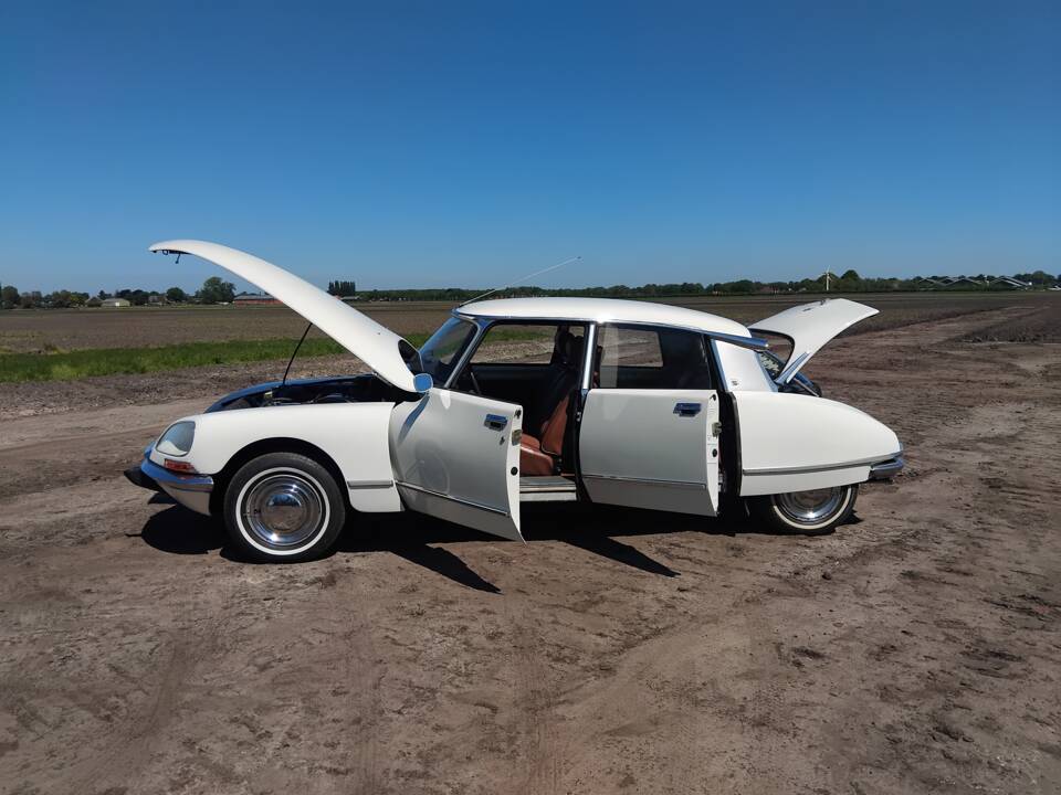 Image 13/40 of Citroën DS 21 (1972)