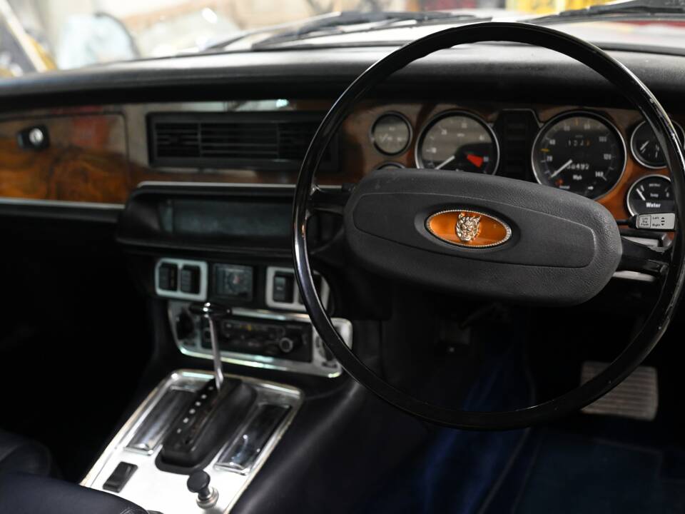 Image 17/26 of Jaguar XJ 6 C 4.2 (1976)