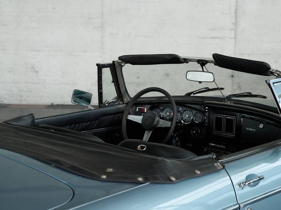 Image 25/50 of MG MGB (1976)