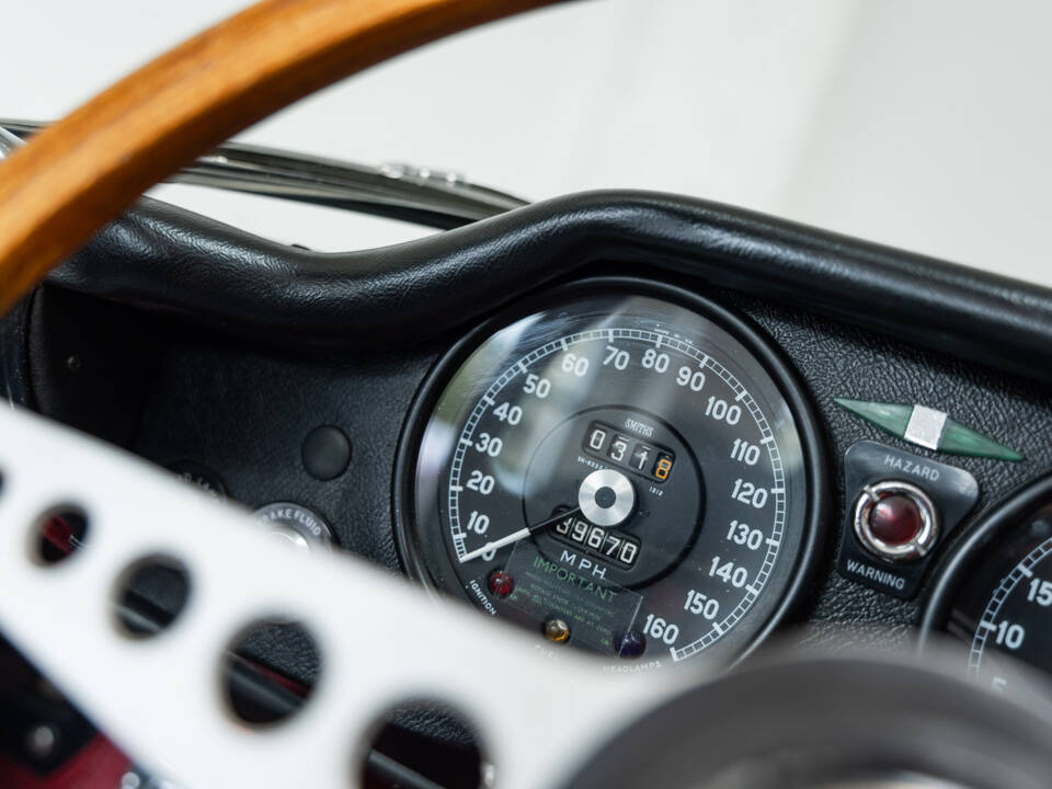 Image 12/36 of Jaguar E-Type (1969)