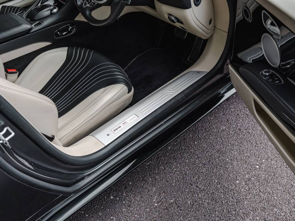 Image 17/39 of Aston Martin DB 11 Volante (2018)