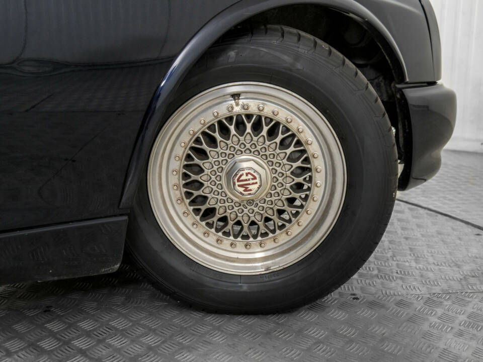 Immagine 41/50 di MG RV8 (1991)