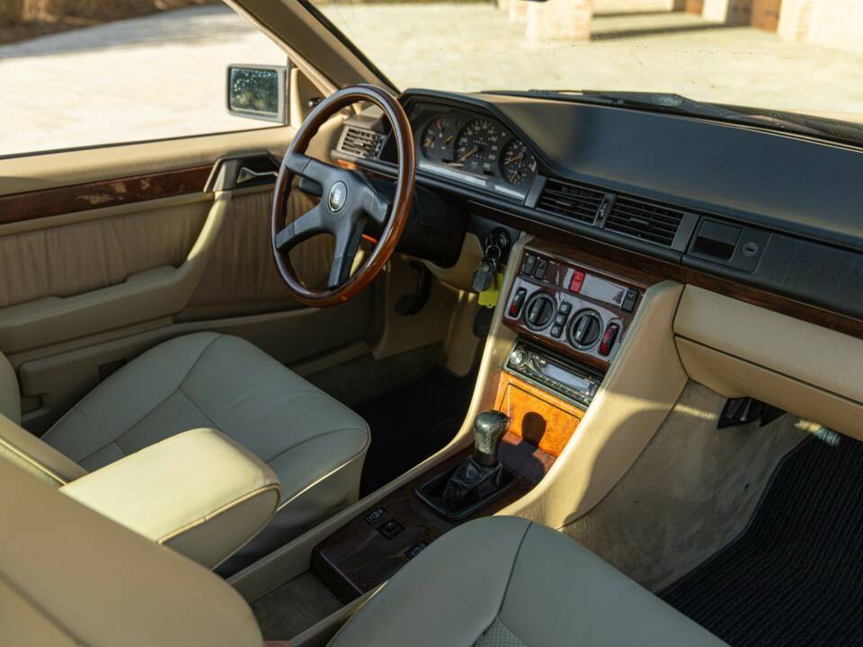 Afbeelding 20/50 van Mercedes-Benz 200 CE (1992)
