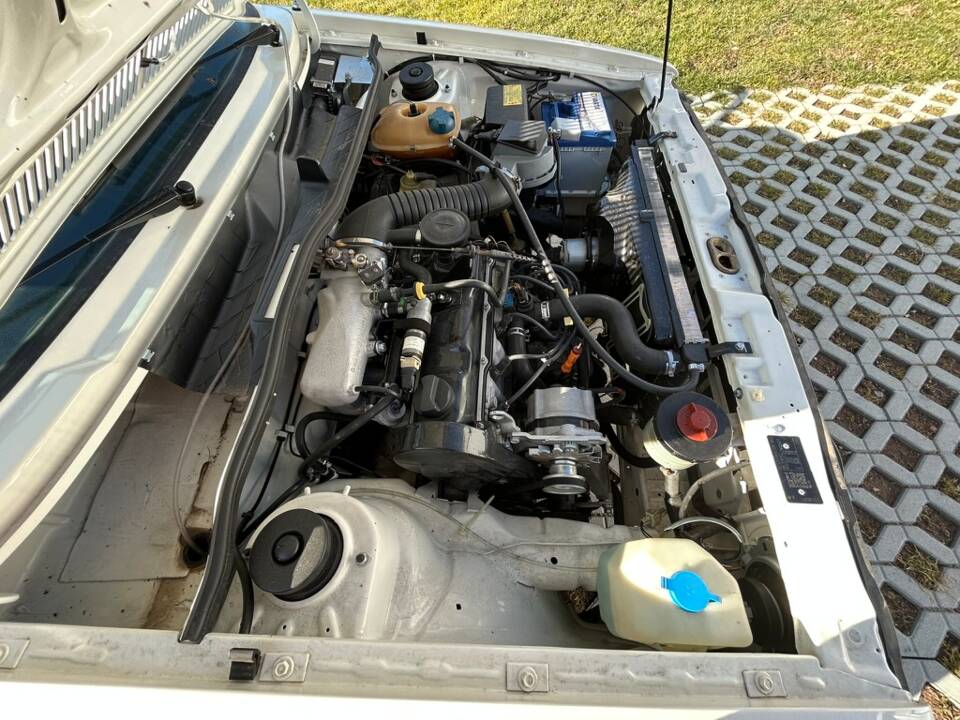 Image 7/15 de Volkswagen Golf Mk I Convertible 1.6 (1988)