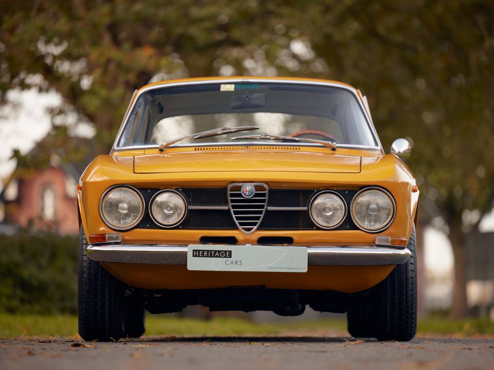 Image 3/50 de Alfa Romeo 1750 GT Veloce (1969)