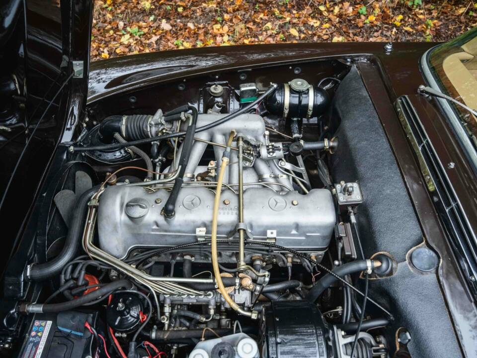 Image 25/28 of Mercedes-Benz 280 SL (1971)
