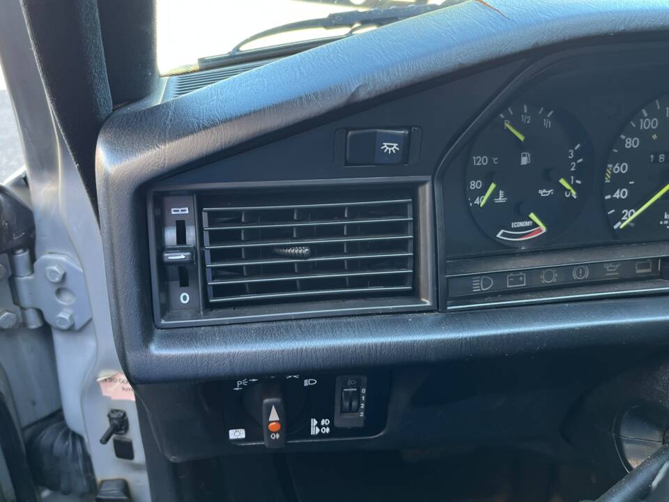 Image 22/89 de Mercedes-Benz 190 E 2.6 (1988)