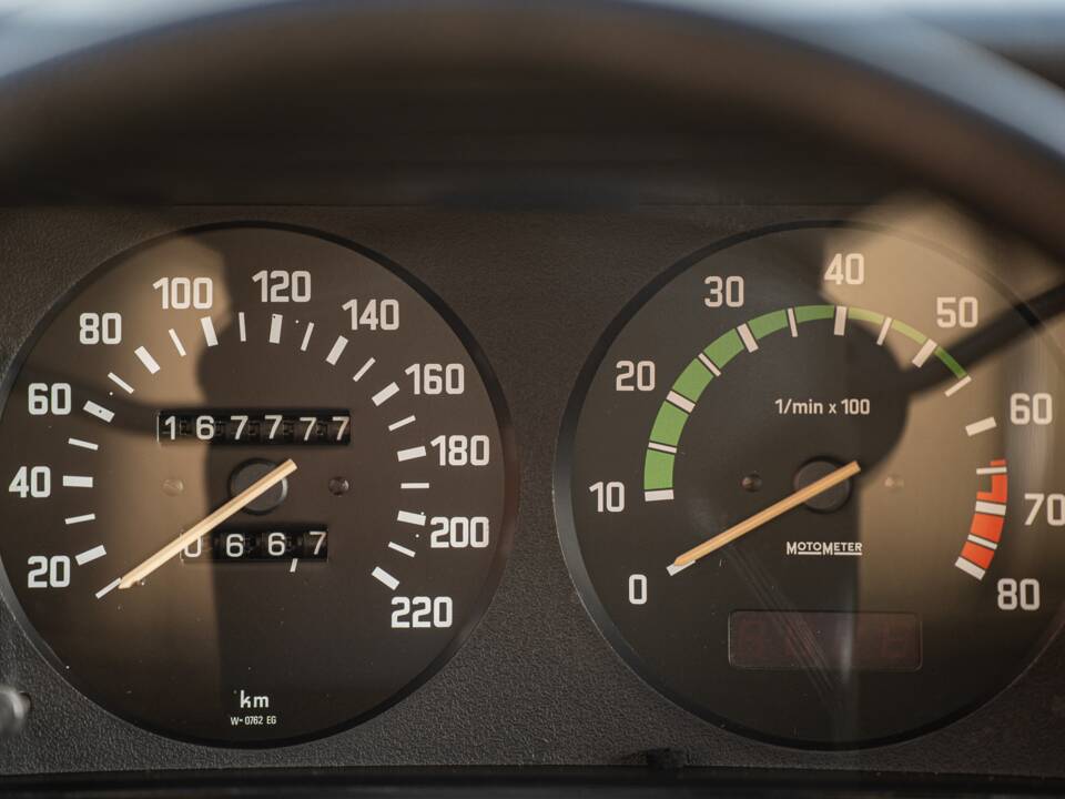 Image 31/76 of BMW 323i (1982)
