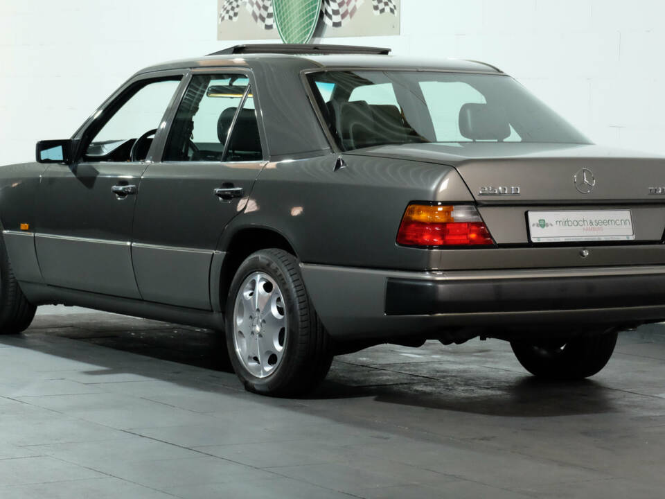 Image 3/40 of Mercedes-Benz 250 TD (1990)