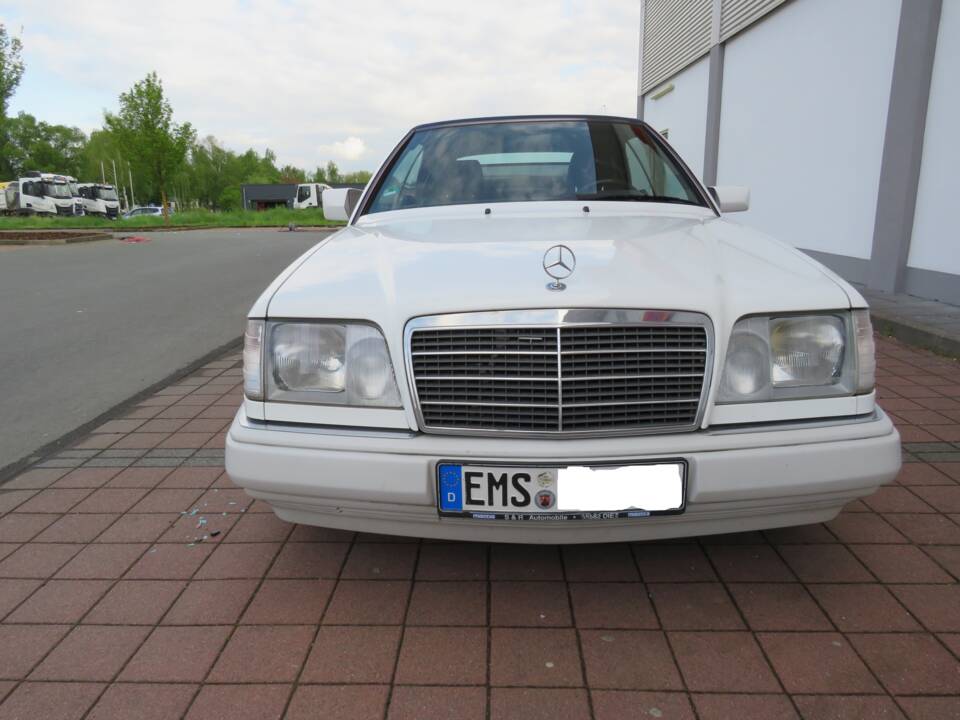 Image 1/5 of Mercedes-Benz E 220 (1994)