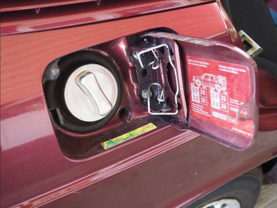 Image 90/137 of Mercedes-Benz 190 E 1.8 Avantgarde &quot;Rosso&quot; (1992)