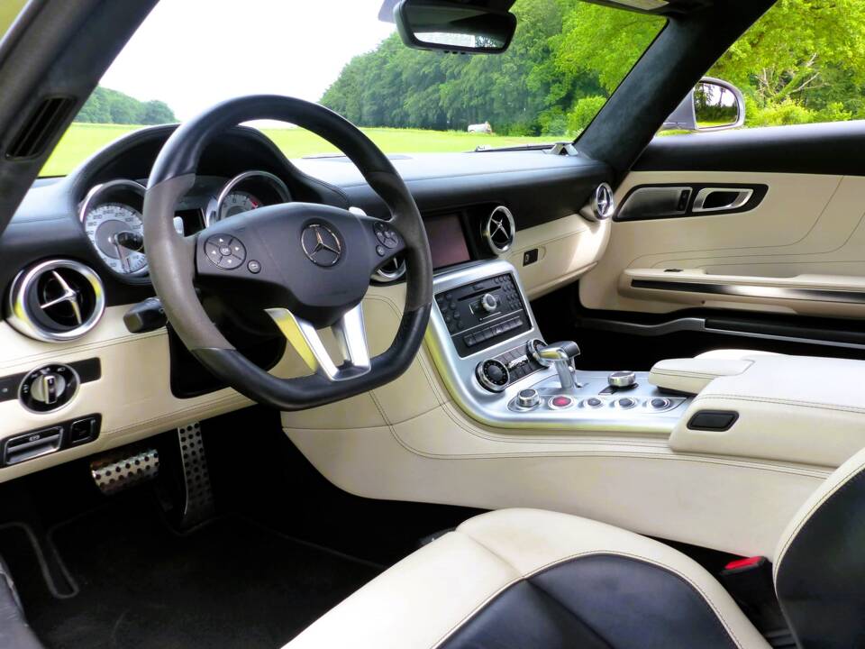 Mercedes-Benz SLS AMG  Coupé Flügeltürer alubeam silver (MB 047) 2010