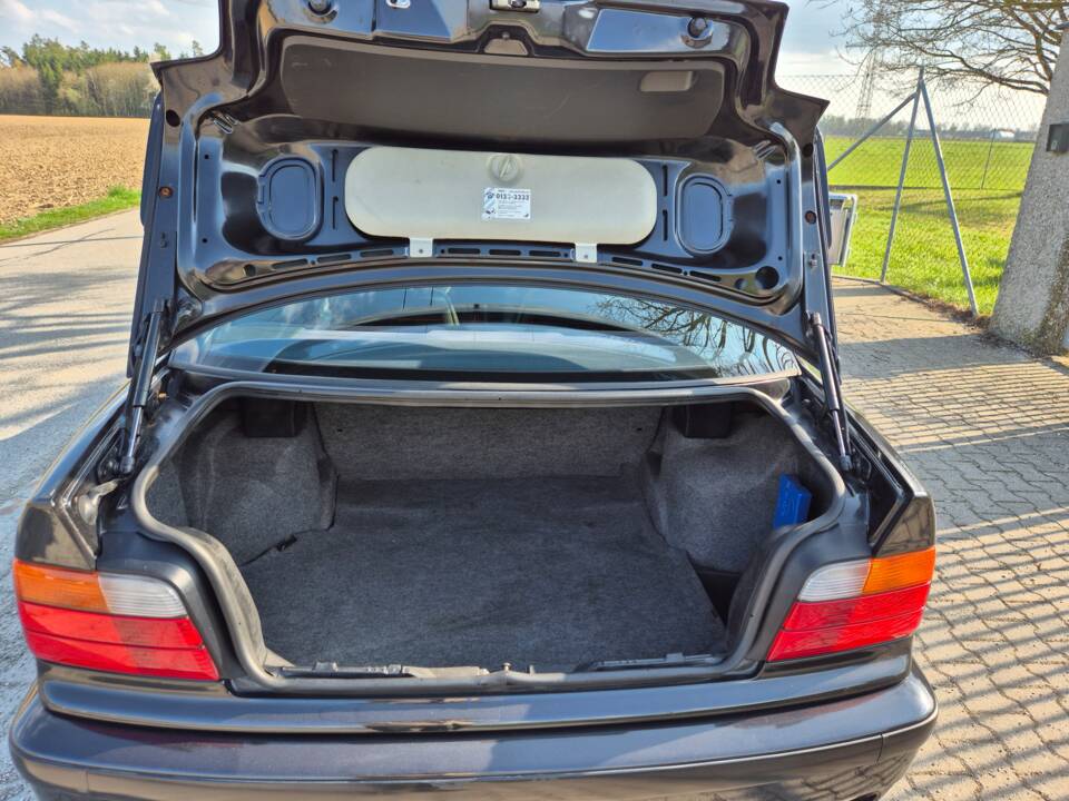 Image 20/49 of BMW 318is "Class II" (1994)