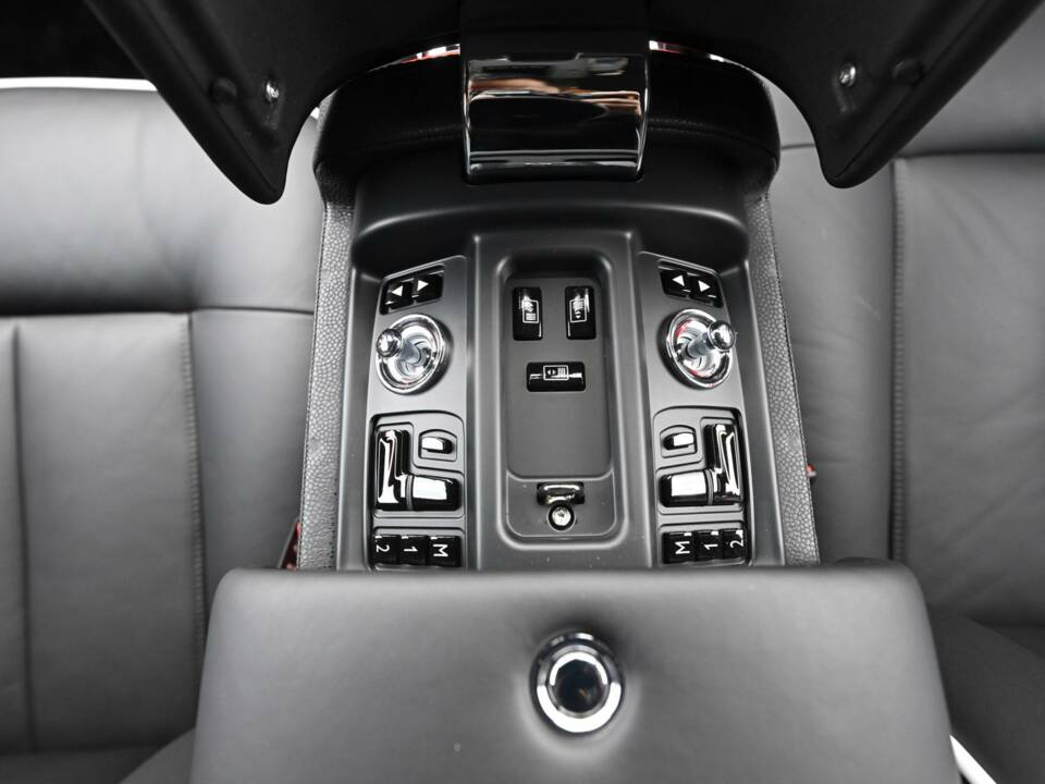 Image 42/50 of Rolls-Royce Phantom VII (2016)