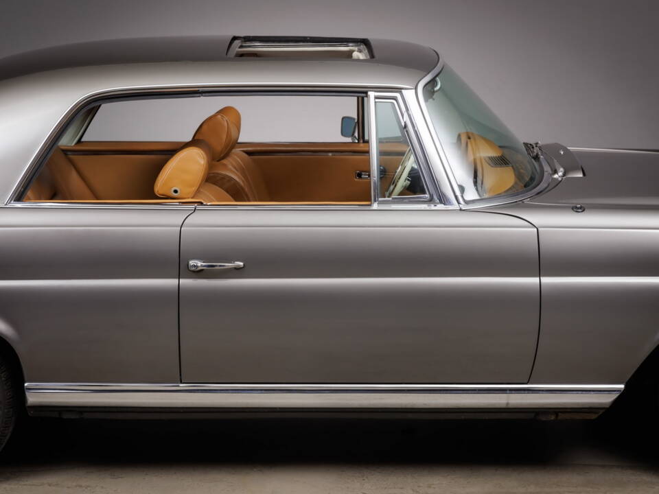 Immagine 7/46 di Mercedes-Benz 280 SE 3,5 (1971)