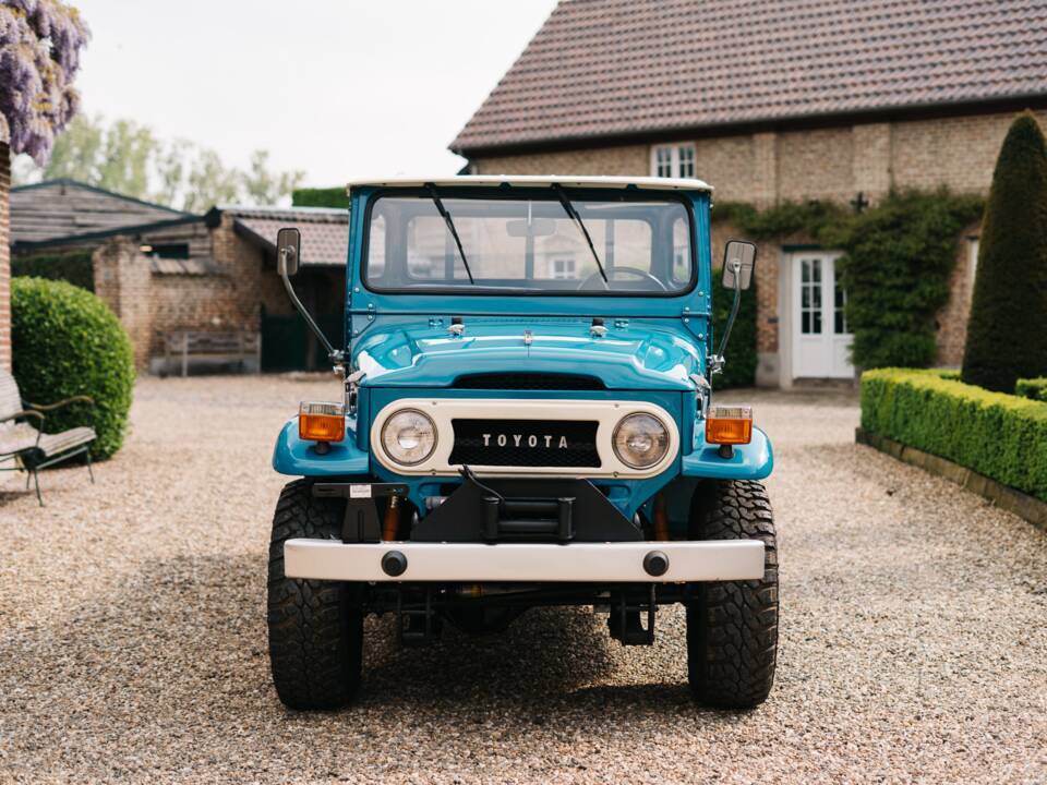 Image 2/20 of Toyota Land Cruiser FJ 45 (1976)