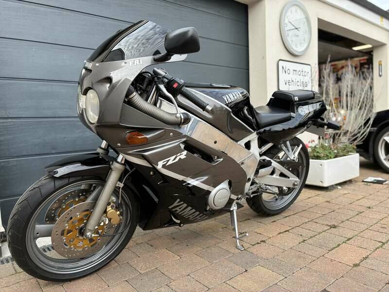 Image 13/18 of Yamaha FZR 400 (1998)
