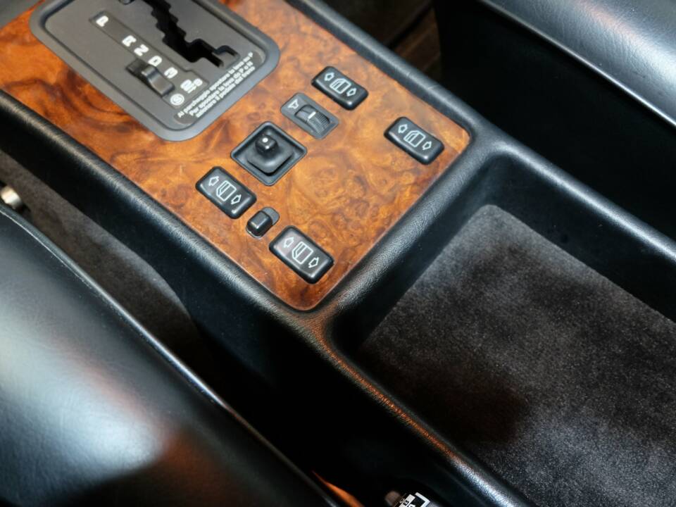 Image 14/34 of Mercedes-Benz 500 SEC (1991)