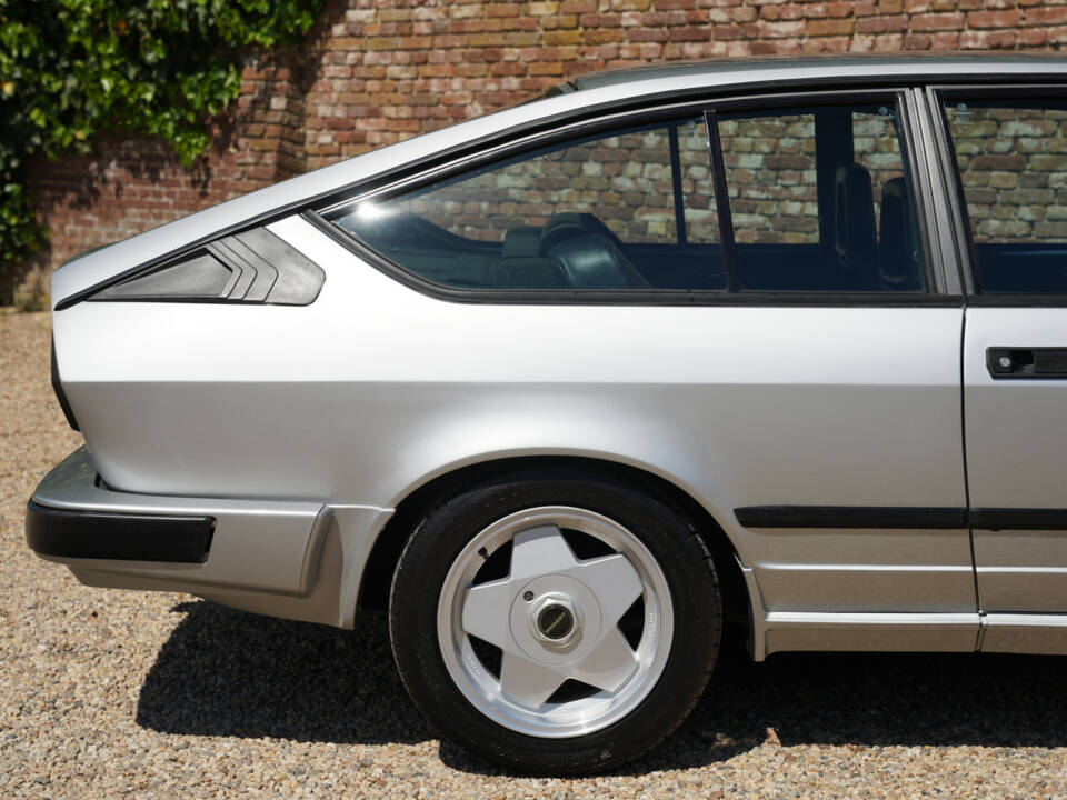 Image 28/50 of Alfa Romeo GTV 6 2.5 (1983)