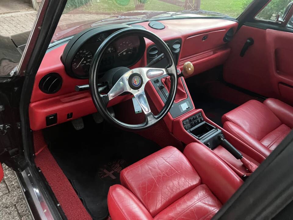 Immagine 18/18 di Alfa Romeo 2.0 Spider (1991)