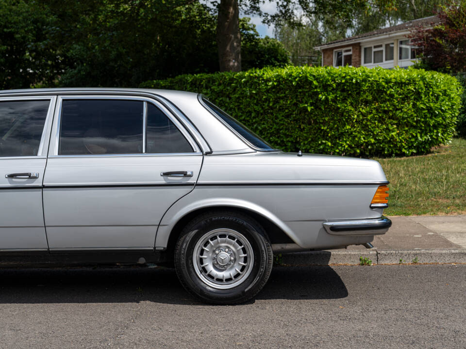 Immagine 11/25 di Mercedes-Benz 280 E (1981)