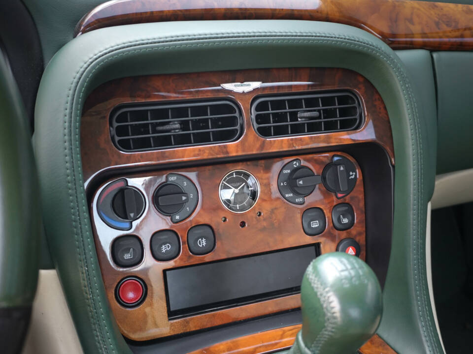 Image 18/40 of Aston Martin DB 7 Vantage (2000)