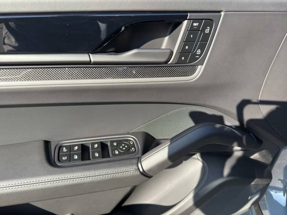 Bild 10/12 von Porsche Cayenne Turbo E-Hybrid (2024)